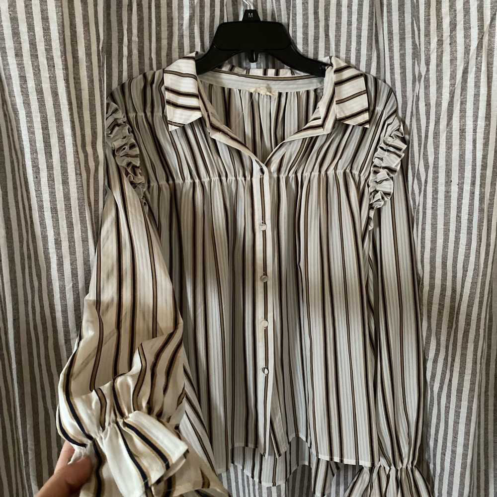 Beautiful striped button down blouse - Picture 2 of 2